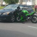 Mažeikiuose merginos vairuojamas motociklas susidūrė su BMW: automobilis užkirto kelią 