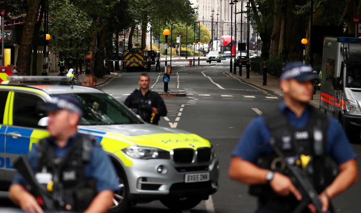 Londone prie parlamento automobilis rėžėsi į pėsčiuosius