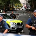 Išpuolį Londone prie parlamento rūmų įvykdęs vyras kaltinamas pasikėsinimu nužudyti
