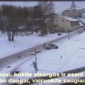 Vilniuje nufilmuota, kaip žioplas vairuotojas sugebėjo paslysti lygioje vietoje