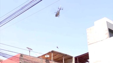 Peru policijos sraigtasparnis iš degančio pastato išgelbėjo vyrą