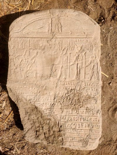 Prie sfinkso aptikta ir senovinė akmeninė lentelė su hieroglifais. Egypt Tourism and Antiquities Ministry nuotr.
