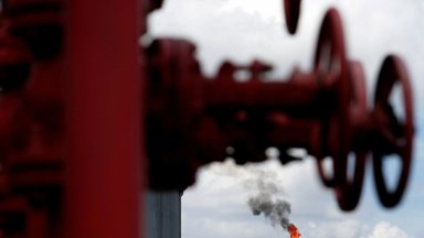 „Biržos laikmatis“: sumažėjus atsargoms JAV, šoktelėjo naftos kaina