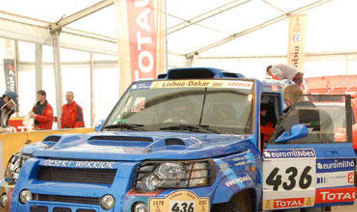 "Neptūno" komandos automobilis "Desert Warrior" praeina patikrinimą prieš Dakaro ralį
