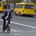 Kijevo meras V. Kličko važiuodamas į darbą nugriuvo nuo dviračio