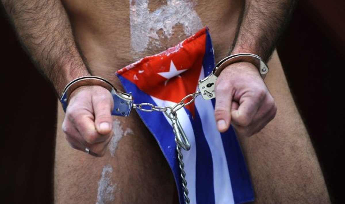 Prie ES biuro Madride išsirengęs protestavo organizacijos "Demokratiška Kuba dabar" narys.