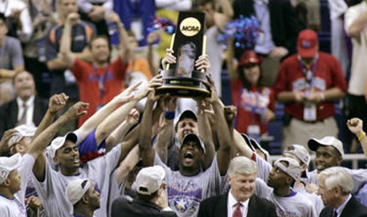 NCAA taurė - Kanzaso universiteto krepšininkų rankose