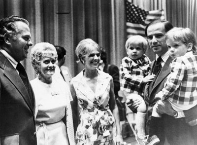 Joe Bidenas su sūnumis ir pirmąja žmona Neilia Biden (viduryje)