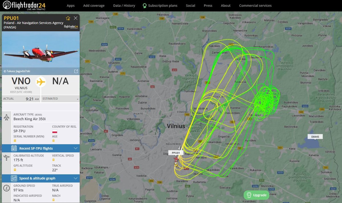 Virš Vilniaus ratus sukantis lėktuvas
