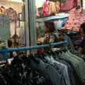 Gedinčiame Tailande vargingiausiems siūlomos drabužių perdažymo juodai paslaugos