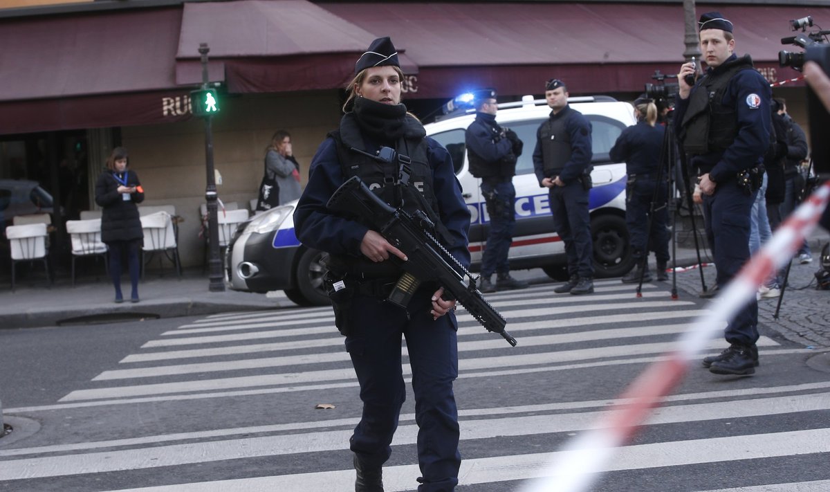 Prie Paryžiaus Luvro muziejaus pašautas ginkluotas vyras