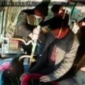 Nufilmuota, kaip Kinijoje įpykęs keleivis sukėlė pavojų autobuso keleiviams