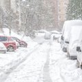 Snieguota žiema primena senas bėdas – ką daryti su vietą užimančiais nebevažiuojančiais automobiliais?