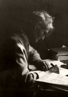 Dr. K. Grinius prie savo darbo stalo. Čikaga, 1949 m. 