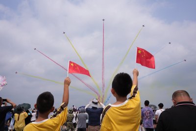 Kinijos piliečiai stebi Kinijos liaudies išlaisvinimo armijos naikintuvų pasirodymą