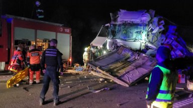 Panevėžio rajone stipriai susidūrė du sunkvežimiai: prispaustas vairuotojas žuvo įvykio vietoje