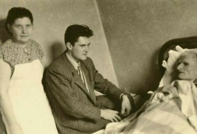 K. Grinius ligos patale. Šalia – žmona Kristina ir būsimasis Lietuvos prezidentas V. Adamkus. Čikaga, 1950 m. birželio 3 d. 