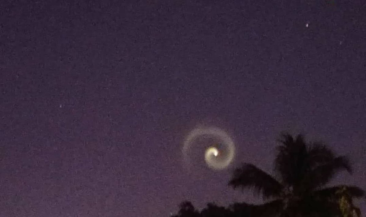 Švytinti spiralė danguje virš Ramiojo vandenyno salų. Kristel Tingzon/Association Calédonienne d'Astronomie nuotr.