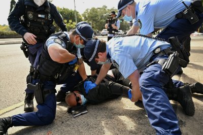 Australijoje per protestus prieš karantiną sulaikyta šimtai žmonių