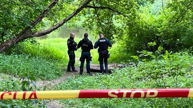 В Вильнюсском районе на лугу обнаружено тело предположительно убитого мужчины