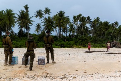 Tropinėje saloje įstrigę jūreiviai išsigelbėti po to, kai užrašė SOS signalą ant smėlio