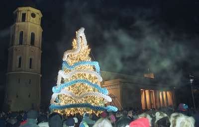 Vilnius, 2001 m. gruodžio 2 d. (ELTA). Katedros aikštėje įspūdingai įžiebta Kalėdų eglė. Kęstučio Vanago (ELTA) nuotr.