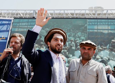 Ahmadas Massoudas (viduryje)
