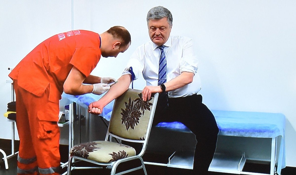 Petro Porošenka klinikoje duoda kraujo