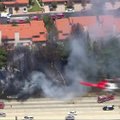 Los Andžele užsidegęs automobilis sukėlė krūmynų gaisrą