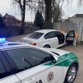 Kaune į tvorą atsitrenkusio BMW girtas vairuotojas gyrė pareigūnus