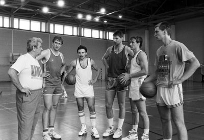 Vladas Garastas su SSRS rinktinės krepšininkais