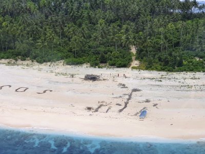 Tropinėje saloje įstrigę jūreiviai išsigelbėti po to, kai užrašė SOS signalą ant smėlio