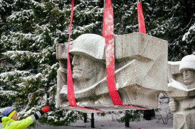 12.08 Antakalnio kapinėse pradedamas ardyti paminklas sovietų kariams