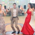 Prabangiose azerbaidžanietiškose vestuvėse D.Montvydas sveikino jaunavedžius ir atliko “Love Is Blind”