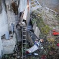 Keista avarija: vairuotojo nesuvaldytas automobilis perskrido per upę ir trenkėsi į sieną