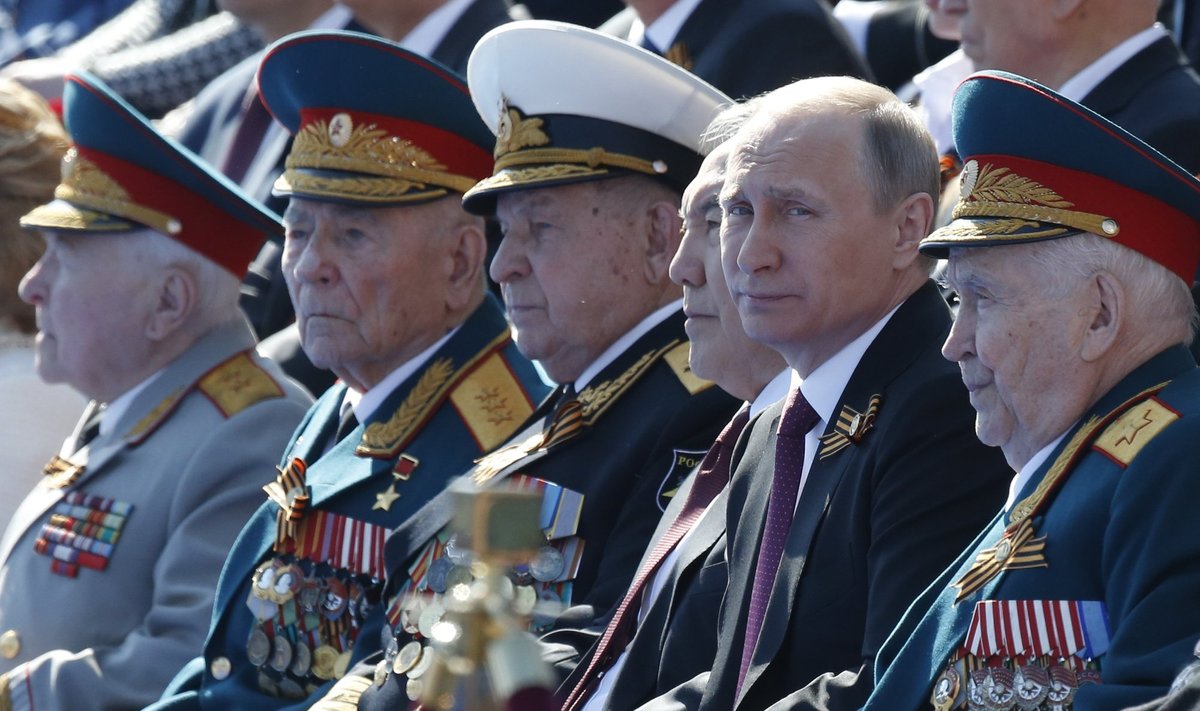 V. Putinas ir D. Jazovas (iš dešinės)