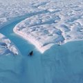 Baidarininkas yrėsi ledo tuneliais, o paskui nusileido kriokliu Šiaurės poliaratyje