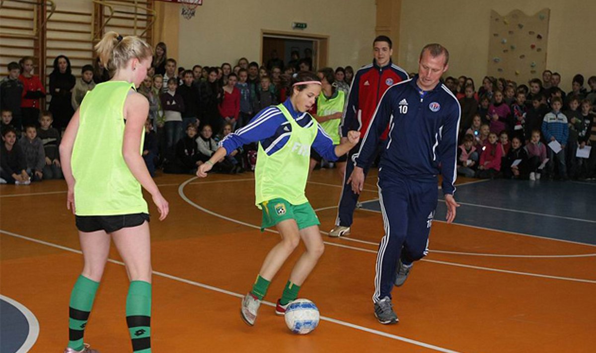 A lygos čempionai „Ekrano“ futbolininkai sužaidė lygiosiomis su merginų komanda 
