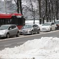 Kelininkai rekomenduojama išlikti itin atsargiems: eismo sąlygas šalyje sunkina snygis, pustymas ir plikledis