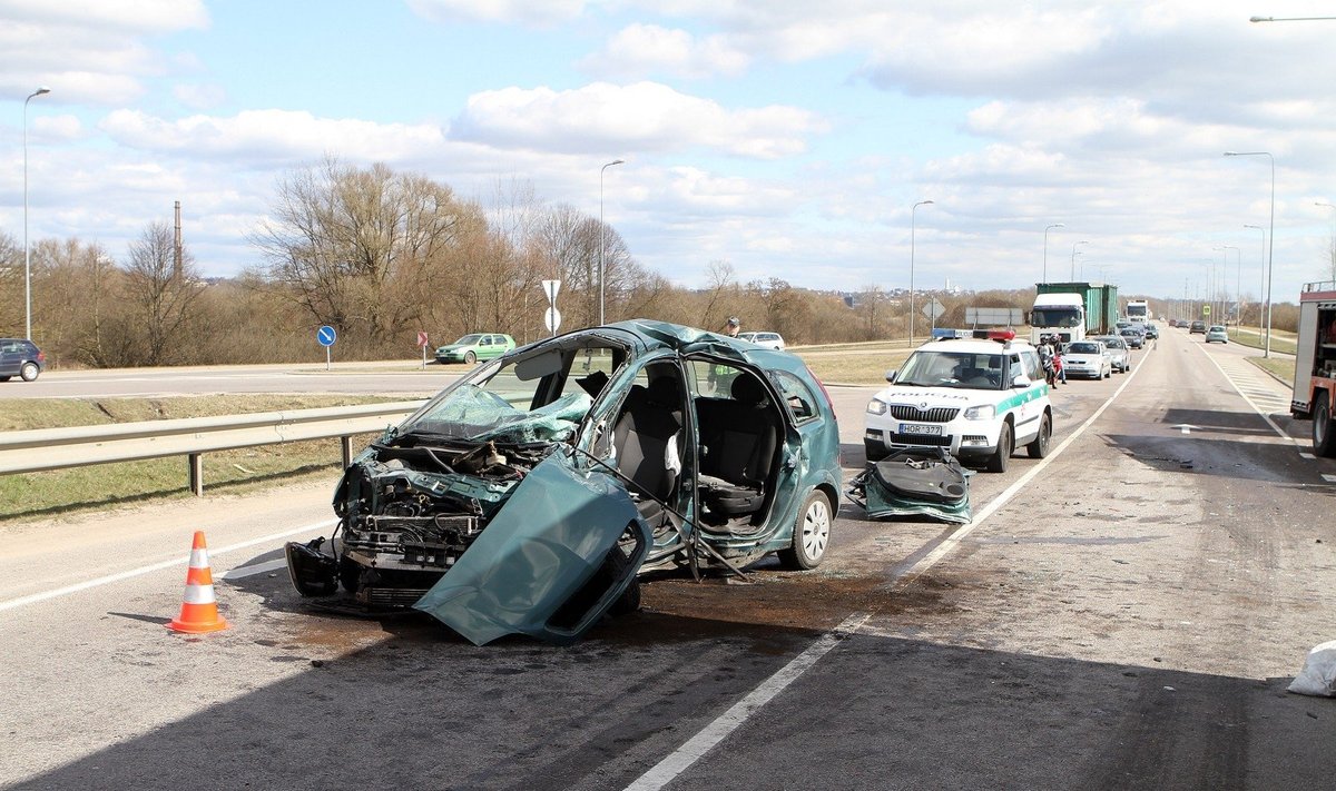 Tragiška avarija Kaune: po smūgio į sunkvežimį žuvo "Opel" vairuotojas
