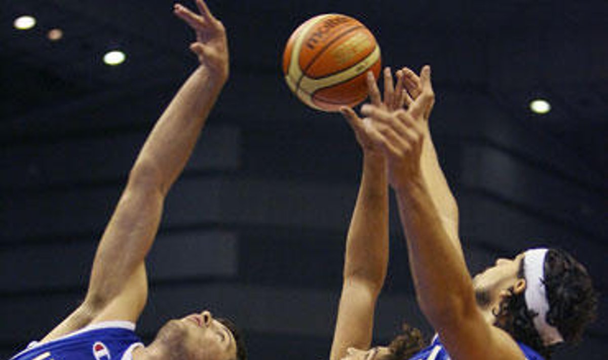 Graikijos ir Brazilijos krepšininkai kovoja dėl kamuolio