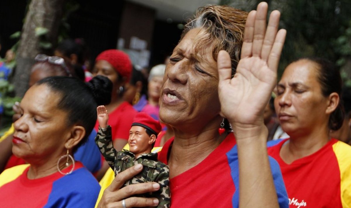 Žmonės meldžiasi už Hugo Chavezo sveikatą