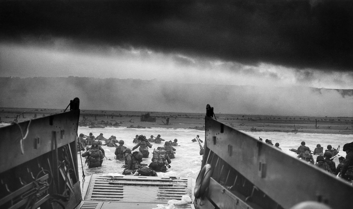Garsioji išsilaipinimo Normandijoje Robert F. Sargent nuotrauka pavadinta „Į mirties nasrus“
