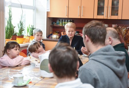 Prezidentė lankėsi Molėtuose Svetlanos ir Sauliaus Lesinskų šeimynoje, auginančioje devynis globojamus vaikus