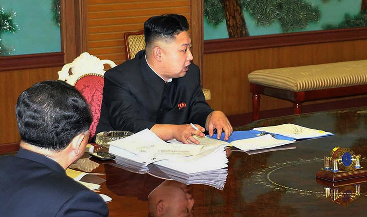 Kim Jong Unas (Kim Čen Unas) su mobiliuoju telefonu
