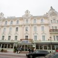 Į prabangų viešbutį Vilniuje išskubėjo 6 ugniagesių autocisternos