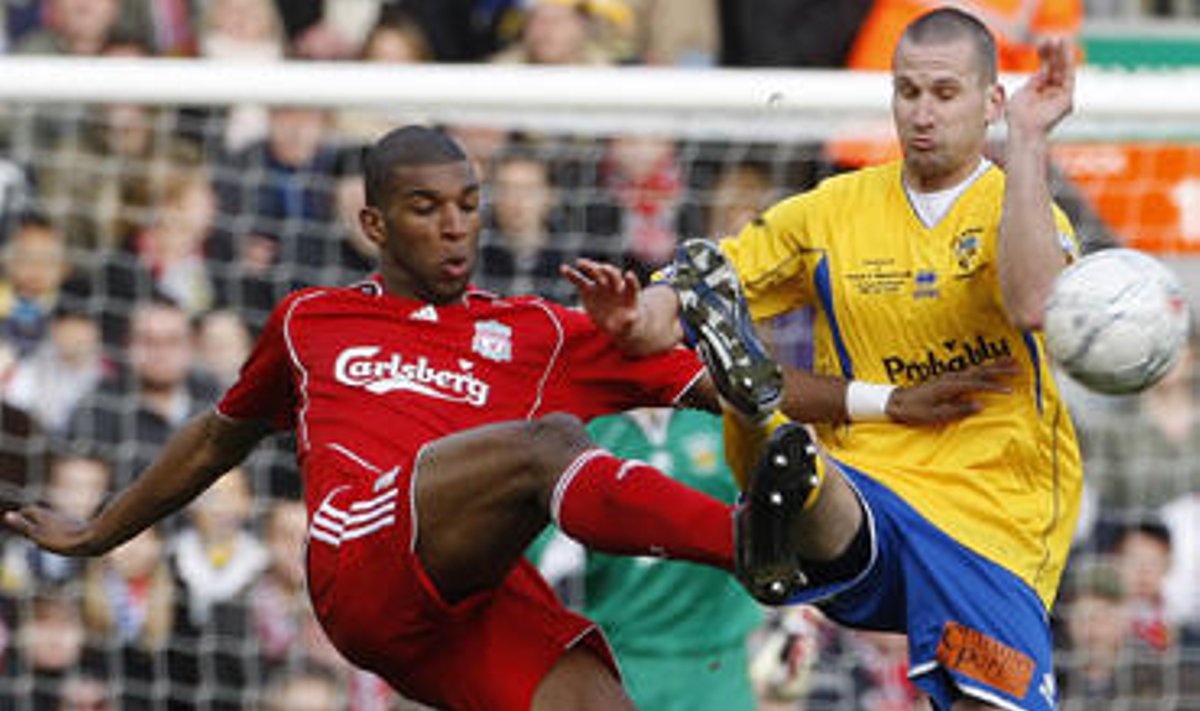 Ryan Babel ("Liverpool", kairėje) kovoja su Neil Sharp