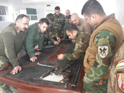 Užsieniečiai savanoriai, mokantys kurdus naudotis ginklais