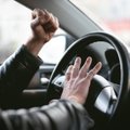 Ką daryti jei piktas vairuotojas ima jus stabdyti: pareigūnai paaiškino, kokia atsakomybė laukia už tokius veiksmus