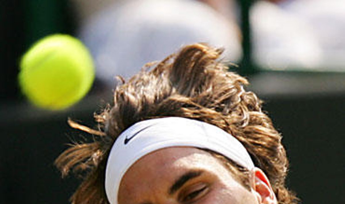 Roger Federer žaidžia prieš prancūzą Nicolas Mahut Wimbledono teniso turnyro 5 rate, birželio 30, 2006.